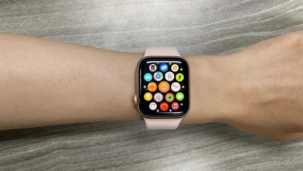 Hình ảnh minh họa Apple Watch sau khi đã đảo chiều mặt đồng hồ, nút Digital Crown ở bên trái