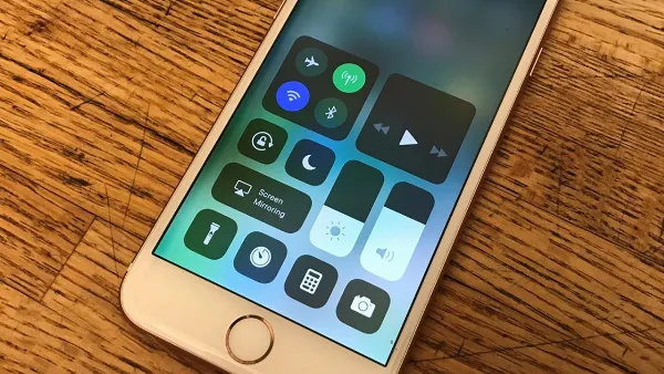 Hình ảnh minh họa cách vuốt xuống từ góc trên bên phải màn hình để mở Trung tâm điều khiển trên iPhone không có nút Home.