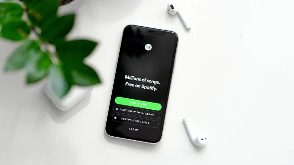 Hình ảnh minh họa giao diện đăng nhập Spotify, người dùng cần kiểm tra kỹ thông tin tài khoản để tránh nhầm lẫn