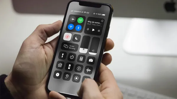 Hình ảnh minh họa giao diện Trung tâm điều khiển trên iPhone, hiển thị các biểu tượng và chức năng chính.