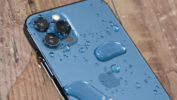 Hình ảnh minh họa một chiếc điện thoại được thả vào bể nước trong suốt, thể hiện khả năng chống nước của chuẩn IP68