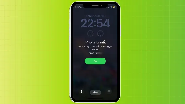 Hình ảnh mô tả một chiếc iPhone đang ở chế độ báo mất, hiển thị thông báo "iPhone này đã bị mất. Vui lòng gọi cho tôi" kèm theo số điện thoại liên lạc