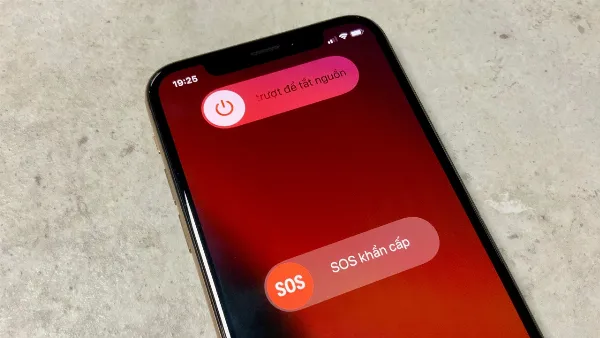 Hình ảnh một người đang thực hiện thao tác khởi động lại iPhone