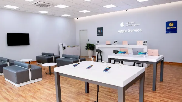 Hình ảnh nhân viên kỹ thuật đang kiểm tra iPhone