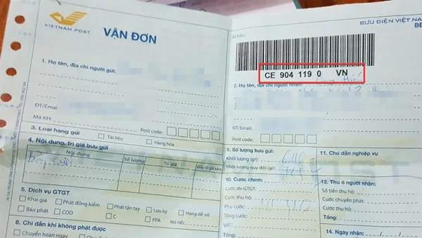 Hình ảnh phiếu gửi hàng VNPost với mã vận đơn được khoanh đỏ