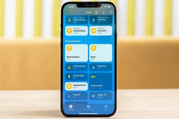 HomePod, Apple TV và iPad được đặt cạnh nhau, minh họa cho các thiết bị có thể đóng vai trò là trung tâm điều khiển cho Apple HomeKit