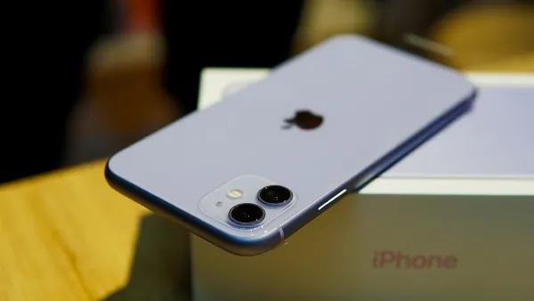 iPhone 11 với cụm camera kép nổi bật