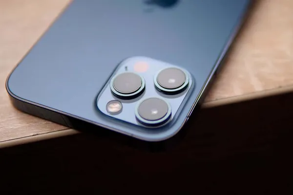 iPhone 12 Pro Max với thiết kế sang trọng và khung viền thép không gỉ