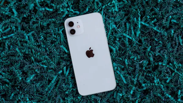 iPhone 12 với thiết kế khung viền vuông vức và phẳng được làm từ nhôm nguyên khối chắc chắn