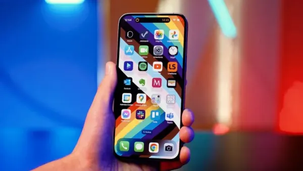 iPhone 14 Pro Max với màn hình lớn và khung viền thép không gỉ