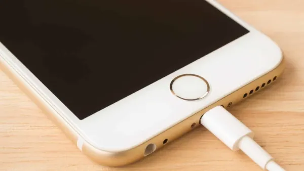 iPhone đang sạc pin có ốp lưng