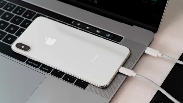 Kết nối iPhone với MacBook bằng cáp Lightning