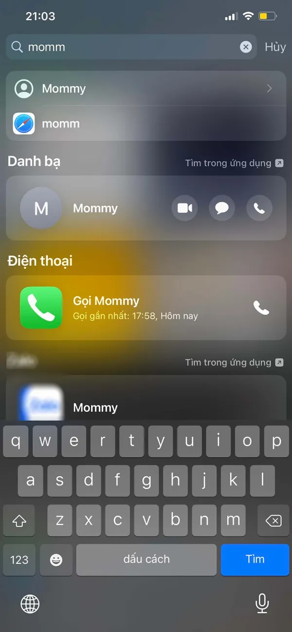Kết quả tìm kiếm danh bạ "Momy" trên Spotlight Search của iPhone