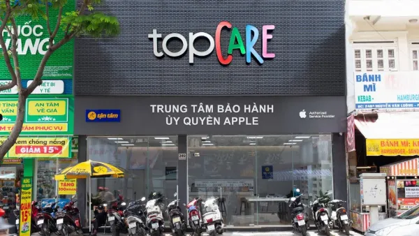 Kỹ thuật viên đang tiến hành thay pin mới cho iPhone