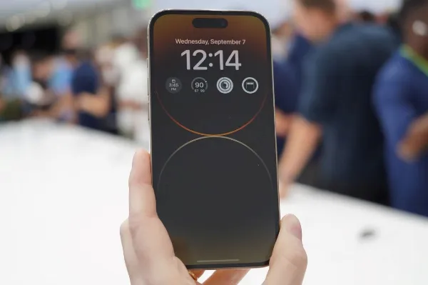 Màn hình iPhone 14 Pro với tính năng Always-On display hiển thị thời gian và thông báo