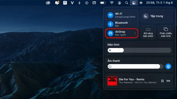 Màn hình MacBook hiển thị Trung tâm điều khiển với biểu tượng AirDrop được chọn