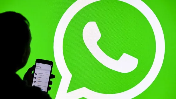 Màn hình ứng dụng WhatsApp hiển thị hướng dẫn nhập số điện thoại theo đúng định dạng quốc tế.