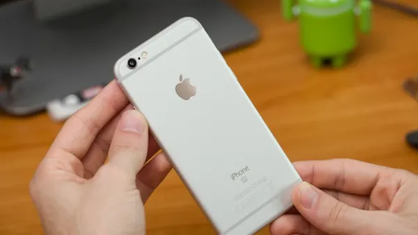 Mặt sau của một chiếc iPhone 6 Plus màu vàng, hiển thị rõ logo Apple và camera