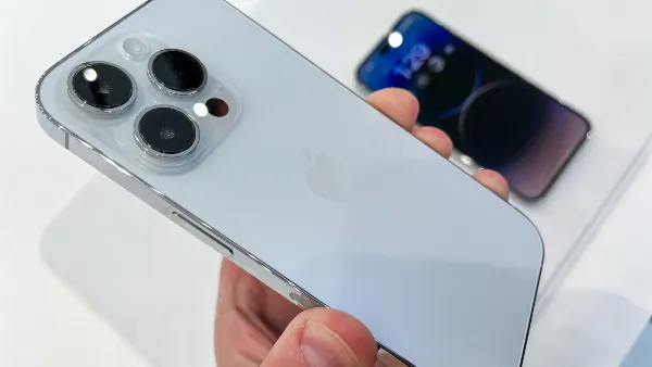 Mô tả: Cận cảnh mặt lưng kính và cụm camera của iPhone 14 Pro màu tím, thể hiện sự sang trọng và tinh tế trong thiết kế
