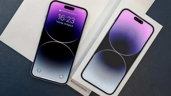Mô tả: Hình ảnh vỏ hộp iPhone 14 với thiết kế tối giản, logo Apple nổi bật và các thông tin sản phẩm in rõ ràng