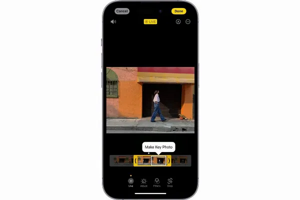 Mô tả Live Photo, một tính năng chụp ảnh kết hợp video ngắn trên iPhone, ghi lại khoảnh khắc sống động với cả hình ảnh và âm thanh.