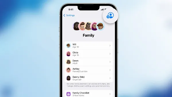 Mô tả một người mẹ đang hướng dẫn con mình cách sử dụng điện thoại một cách an toàn, thể hiện sự quan tâm và trách nhiệm của phụ huynh trong việc giáo dục con cái về công nghệ