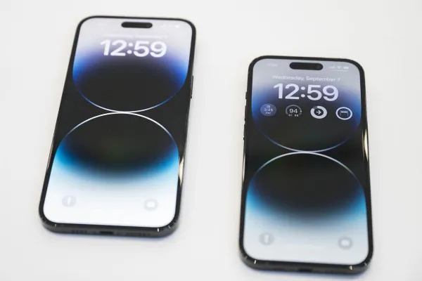 Mô tả tính năng Always On Display trên iPhone hiển thị thời gian và widget