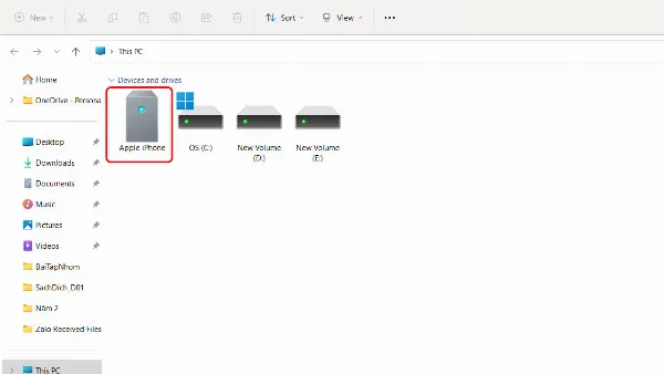 Mở This PC, chọn Apple iPhone