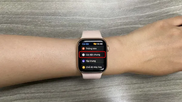 Mở ứng dụng Cài đặt và chọn mục Cài đặt chung trên Apple Watch