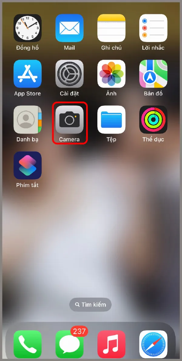 Mở ứng dụng Camera trên iPhone để quét mã QR