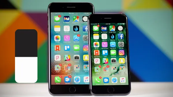 Một chiếc điện thoại iPhone 7 màu đen được cầm trên tay, hiển thị màn hình sáng với giao diện người dùng.