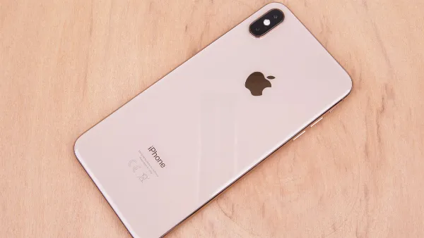 Cách chụp ảnh góc rộng trên iPhone X, iPhone XS, iPhone XS Max, iPhone XR vô cùng đơn giản cho bạn 1 Một chiếc điện thoại iPhone XS Max đang được sử dụng để chụp ảnh góc rộng