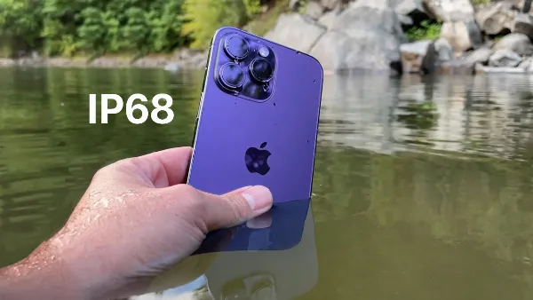 Một chiếc điện thoại thông minh với biểu tượng IP68 nổi bật, tượng trưng cho khả năng chống nước và chống bụi