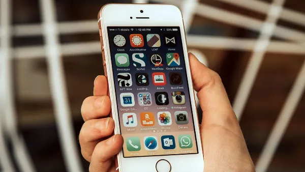 Một chiếc iPhone 6 đang hiển thị màn hình "Cập nhật phần mềm"