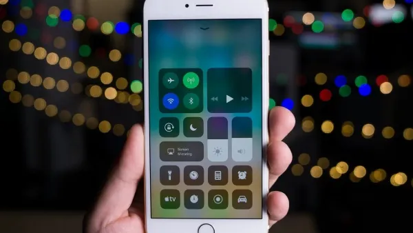 Một chiếc iPhone 6 đang hiển thị màn hình "Đặt lại"