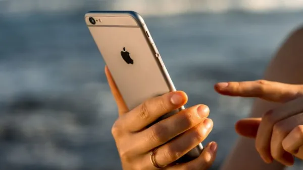 Một chiếc iPhone 6 đang hiển thị màn hình "Dung lượng iPhone"