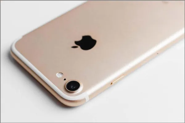 Một chiếc iPhone 7 màu vàng hồng đang hiển thị màn hình chính
