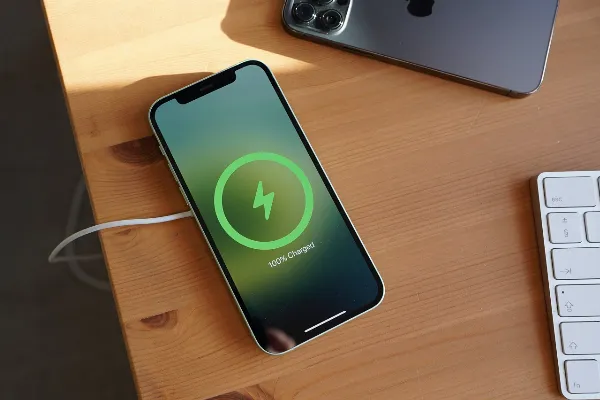 Một chiếc iPhone đang hiển thị mức pin trên màn hình, với dung lượng pin ở mức 75%, nằm trong khoảng tối ưu từ 40% đến 80% để đảm bảo hiệu năng tốt nhất cho thiết bị.