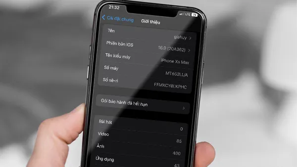 Một chiếc iPhone đang hiển thị số seri trong phần Cài đặt
