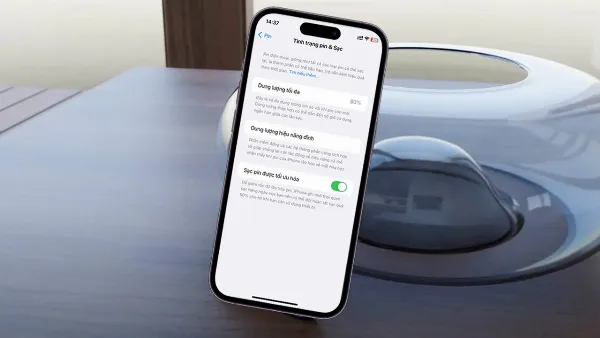 Một chiếc iPhone đang hiển thị thông báo yêu cầu bảo trì pin