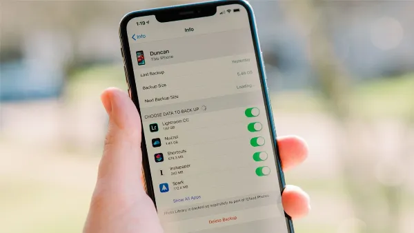 Một chiếc iPhone hiển thị màn hình khóa với dòng chữ "iPhone đã bị khóa bởi chủ sở hữu"