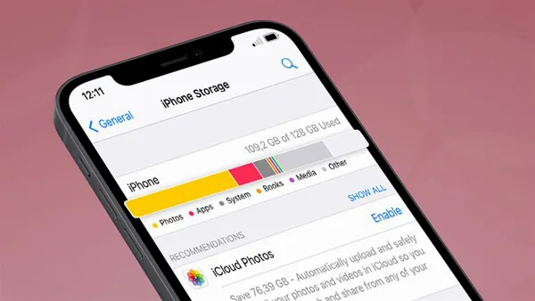 Cách gỡ bỏ phần mềm gián điệp trên iPhone cực dễ dàng, giúp bảo vệ điện thoại an toàn khỏi việc bị theo dõi 1 Một chiếc iPhone hiển thị thông báo dung lượng bộ nhớ đầy, bên cạnh là biểu tượng cảnh báo