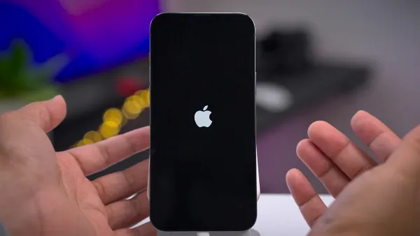 Một chiếc iPhone màu bạc với màn hình hiển thị nhiều biểu tượng ứng dụng khác nhau, tượng trưng cho các ứng dụng có thể gây xung đột phần mềm