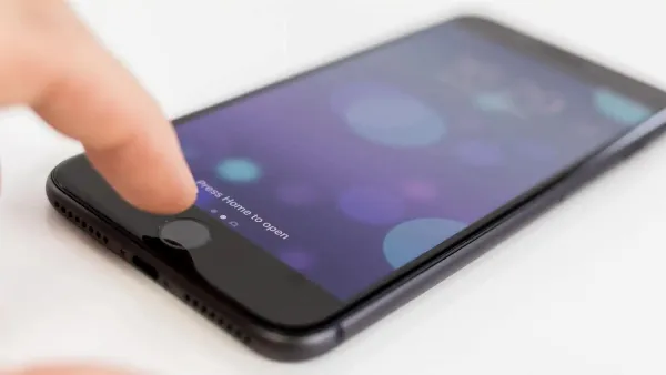 Có nên mua iPhone bị mất vân tay không? Đây là lý do để bạn đưa ra quyết định để mua hàng đúng đắn 8 Một chiếc iPhone màu đen đang được tháo rời, bên cạnh là các linh kiện thay thế, nền màu trắng