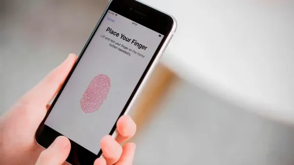Có nên mua iPhone bị mất vân tay không? Đây là lý do để bạn đưa ra quyết định để mua hàng đúng đắn 4 Một chiếc iPhone màu đen đang được tháo rời để sửa chữa, nền màu đen
