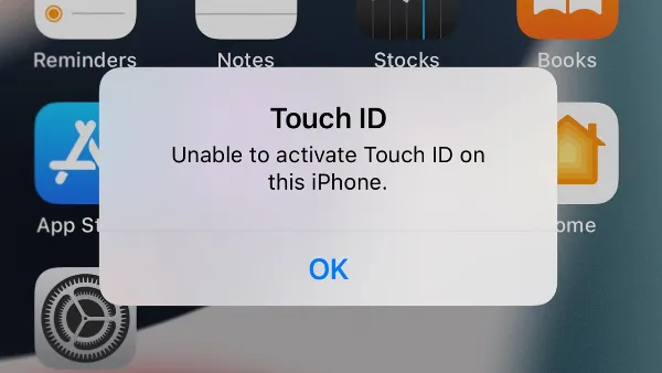Có nên mua iPhone bị mất vân tay không? Đây là lý do để bạn đưa ra quyết định để mua hàng đúng đắn 2 Một chiếc iPhone màu đen đang hiển thị màn hình cài đặt Touch ID và mật mã, nền màu trắng