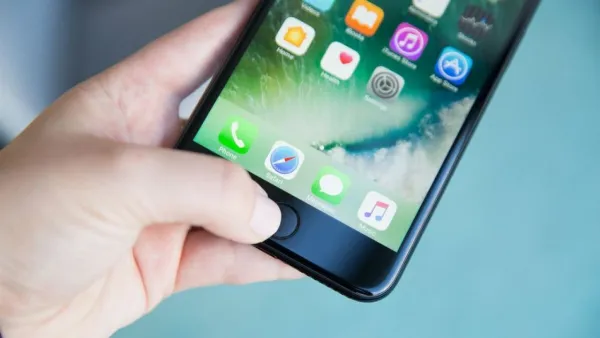 Có nên mua iPhone bị mất vân tay không? Đây là lý do để bạn đưa ra quyết định để mua hàng đúng đắn 7 Một chiếc iPhone màu đen đang hiển thị màn hình thông báo lỗi, nền là logo Apple màu trắng
