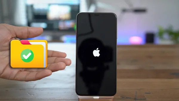 Một chiếc iPhone màu đen với màn hình hiển thị các tùy chọn cài đặt, trong đó có tùy chọn "Đặt lại", minh họa cho việc khôi phục cài đặt gốc