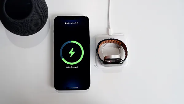 Một chiếc iPhone và một chiếc Apple Watch đang được sạc pin bằng sạc không dây MagSafe Duo