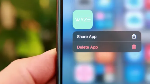 Một chiếc iPhone với màn hình hiển thị giao diện xóa ứng dụng, cho thấy người dùng đang gỡ bỏ một ứng dụng không cần thiết